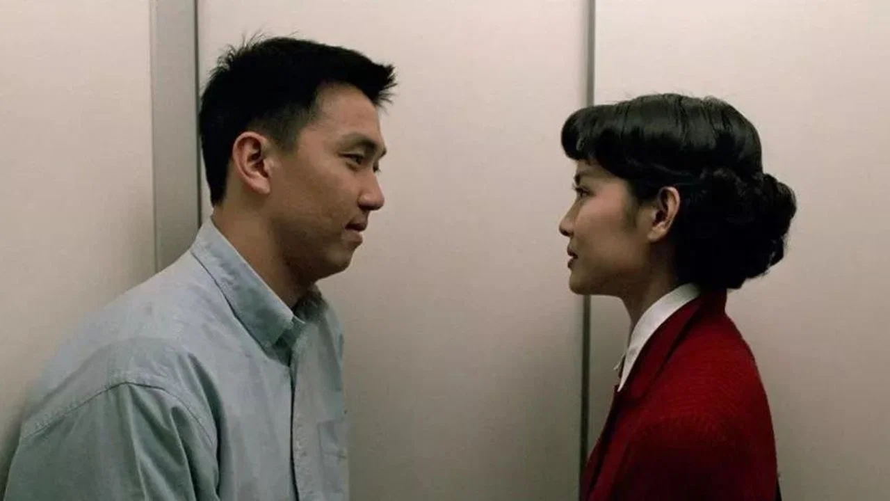 琪琪与男子在电梯里相对交谈